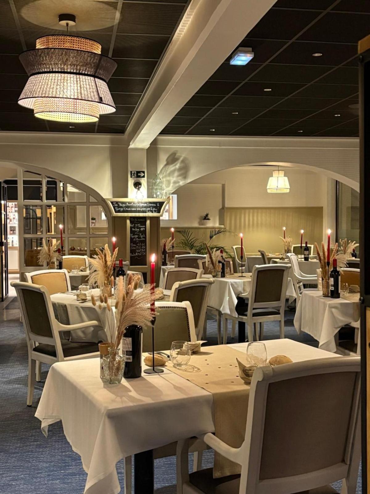 Hotel Restaurant Les 13 Assiettes Le Val-Saint-Pere Luaran gambar