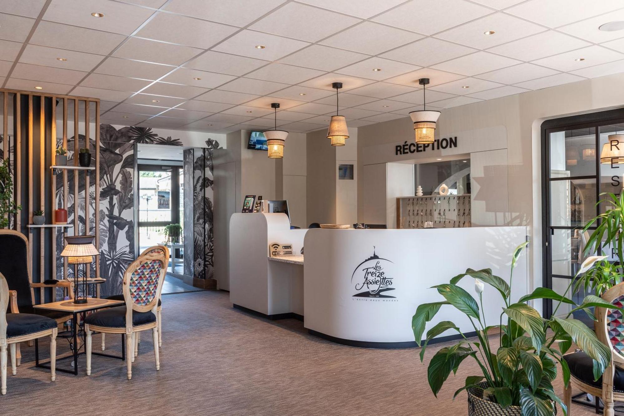 Hotel Restaurant Les 13 Assiettes Le Val-Saint-Pere Luaran gambar