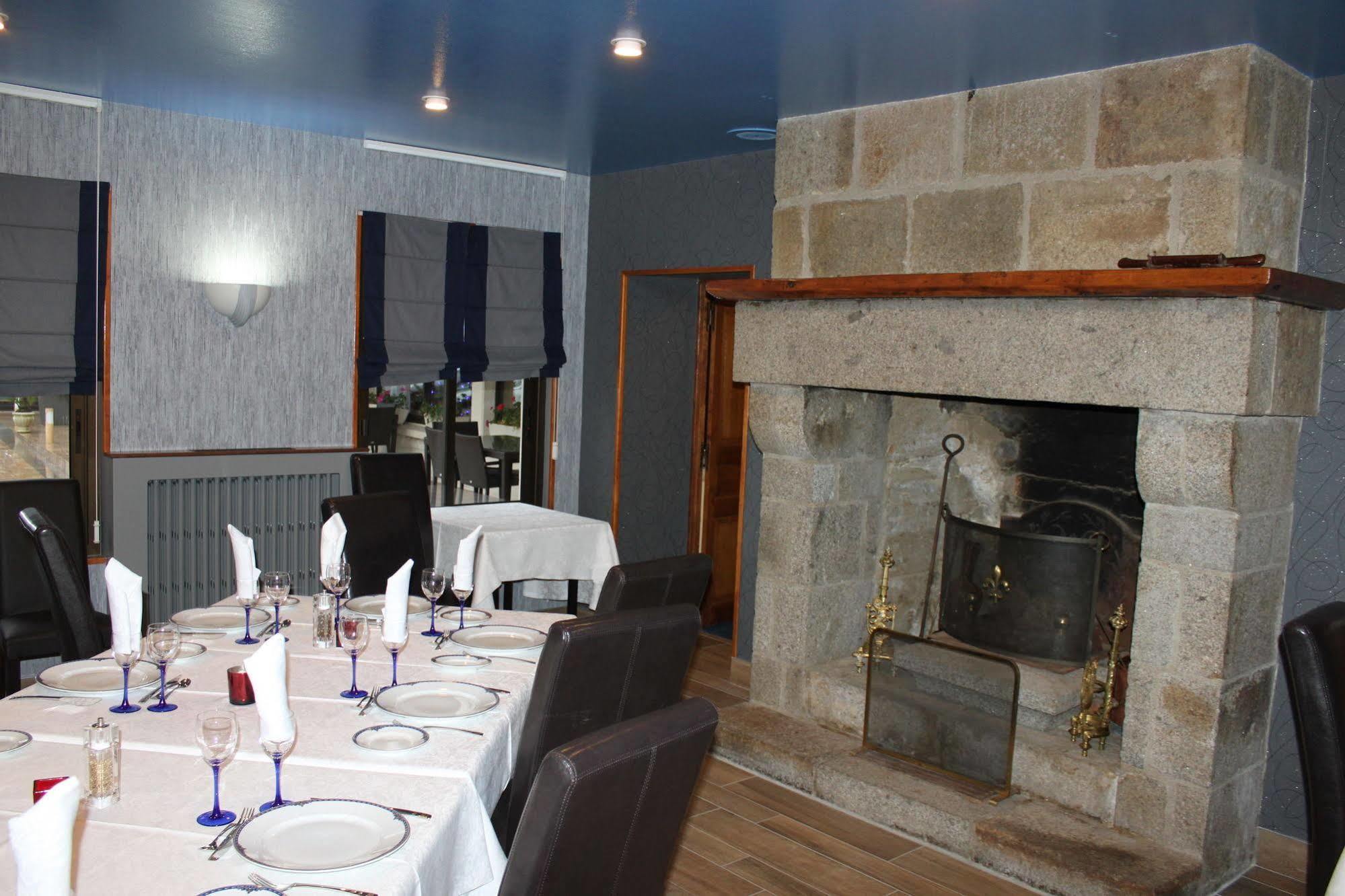 Hotel Restaurant Les 13 Assiettes Le Val-Saint-Pere Luaran gambar