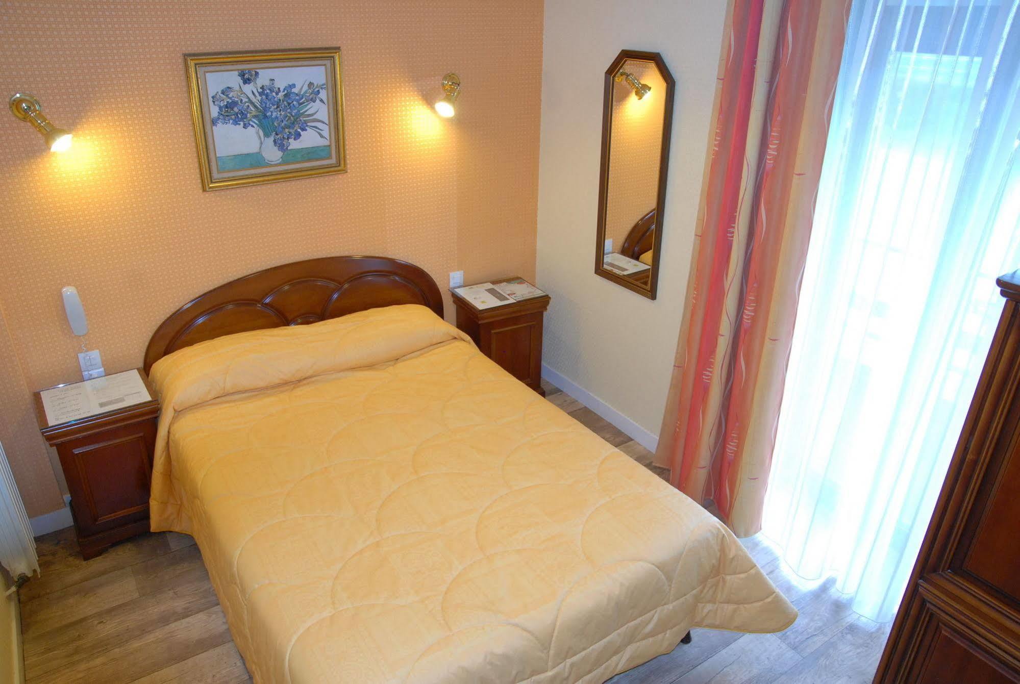 Hotel Restaurant Les 13 Assiettes Le Val-Saint-Pere Luaran gambar