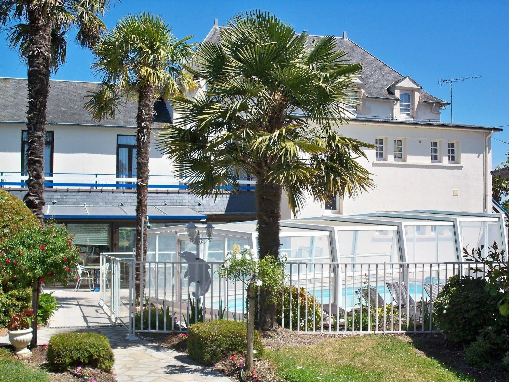 Hotel Restaurant Les 13 Assiettes Le Val-Saint-Pere Luaran gambar