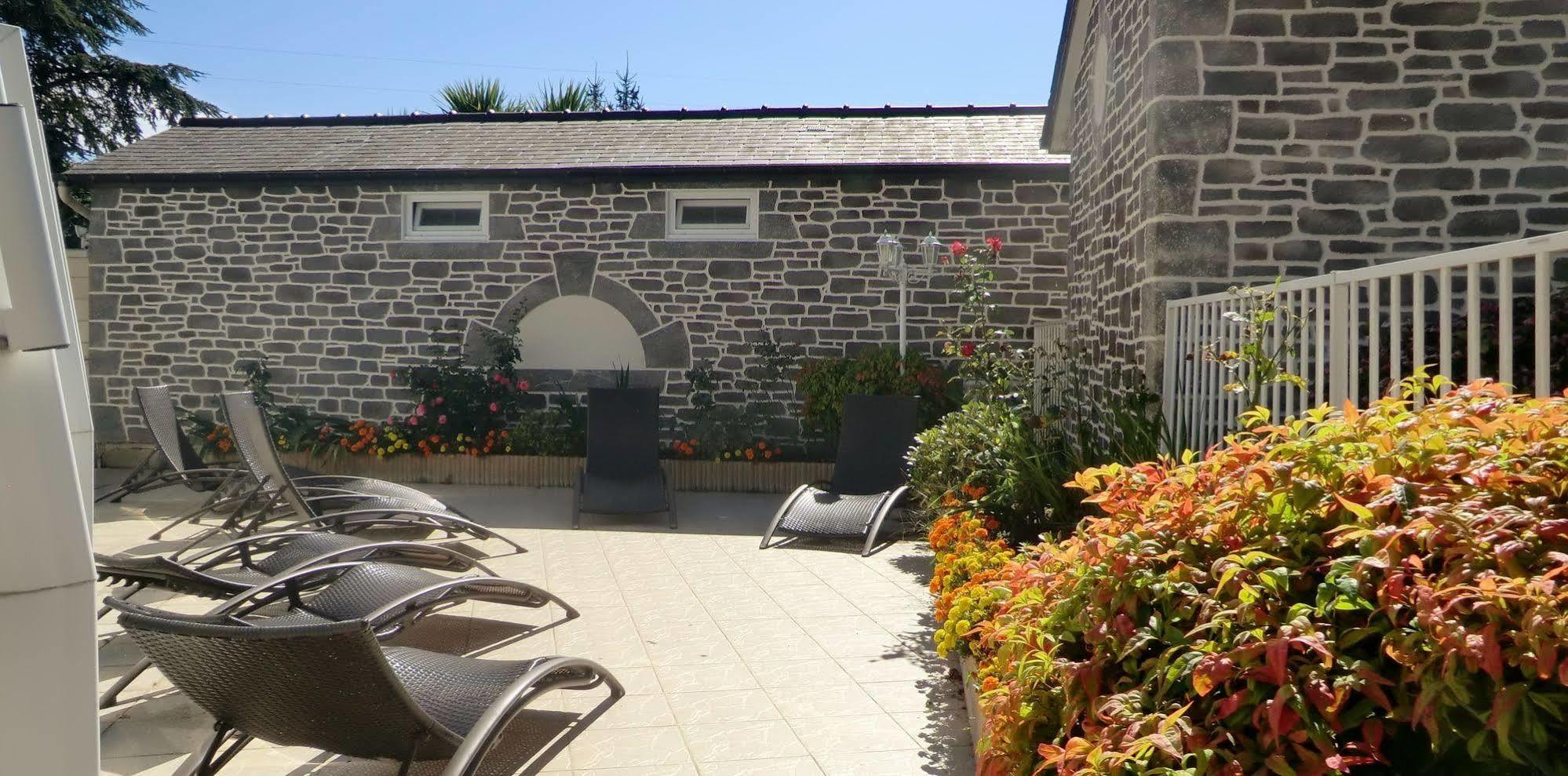 Hotel Restaurant Les 13 Assiettes Le Val-Saint-Pere Luaran gambar