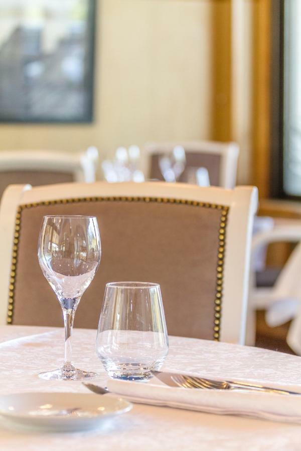 Hotel Restaurant Les 13 Assiettes Le Val-Saint-Pere Luaran gambar